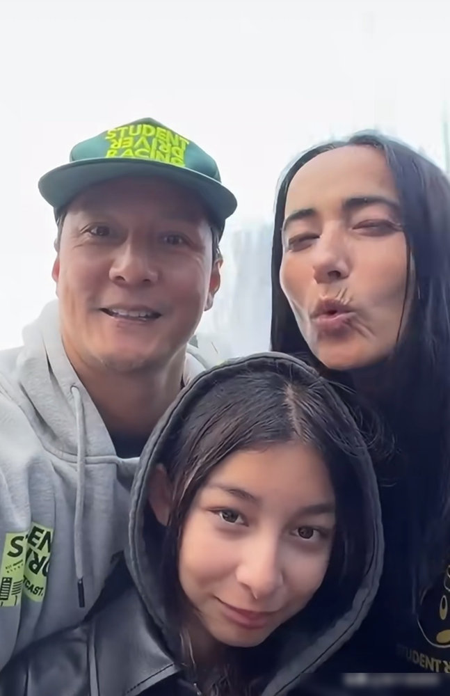 吴彦祖老婆复出，评论区直接炸了。素颜，没滤镜，发际线后移，皱纹雀斑全在脸上。网友说像老了二十岁，白瞎