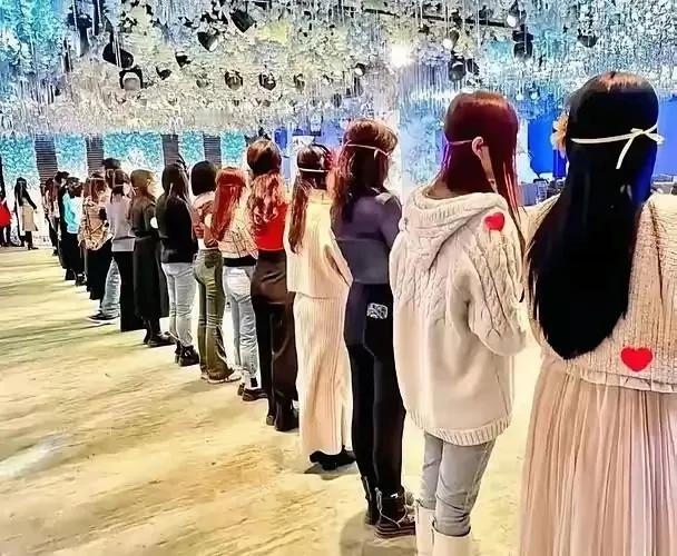 真没想到！毒鸡汤的报应来了，西安这场相亲大会直接看懵所有人。现场全是精心打