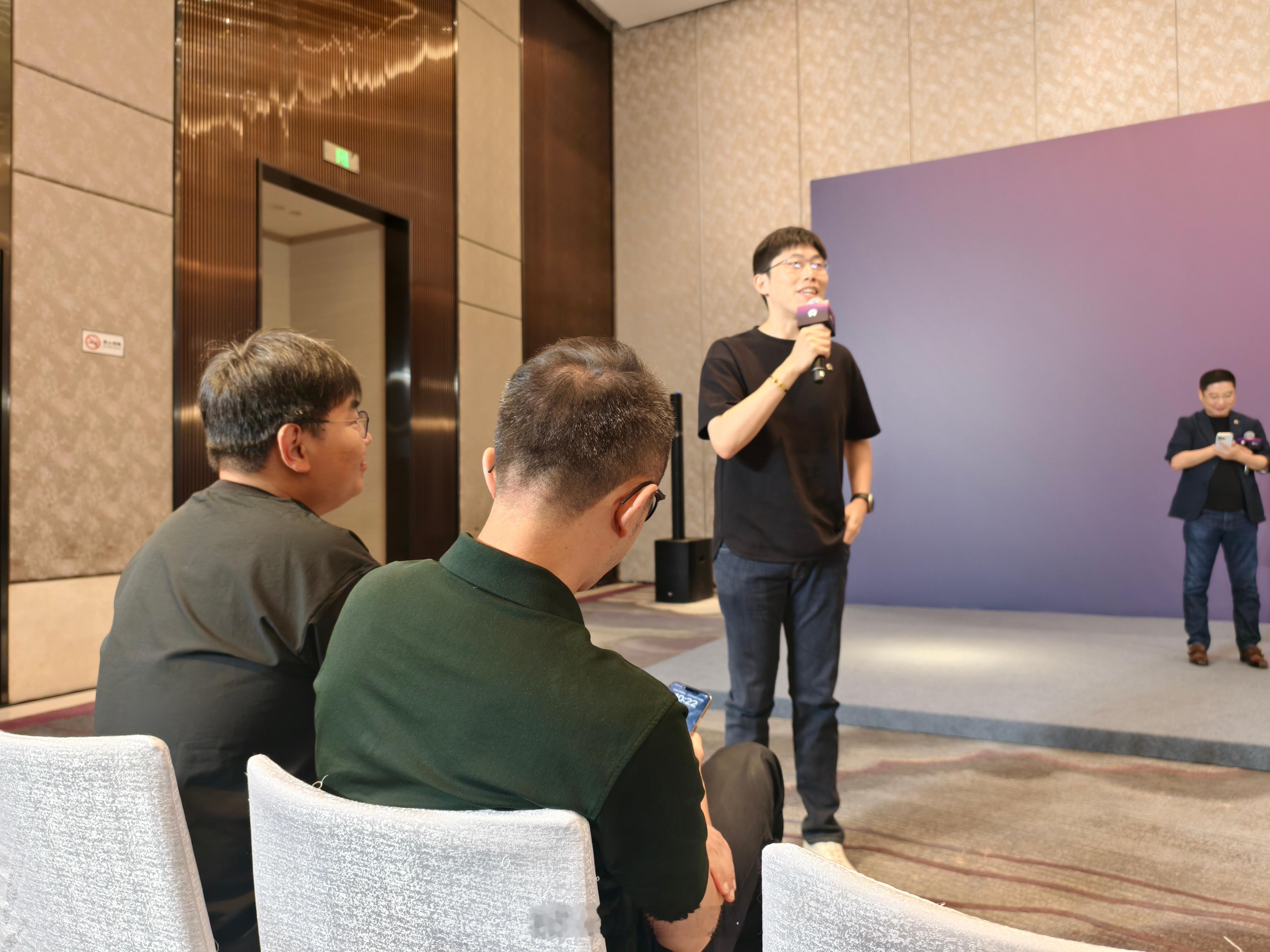 在蔚来全新ES8媒体面对面上，有ET9车主问作为行政旗舰的ET9后续会不会有「