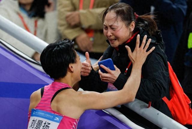 刘景扬母亲透露：她没有教练没人看好她她这一冠是广东计划外金牌北京时间11月1