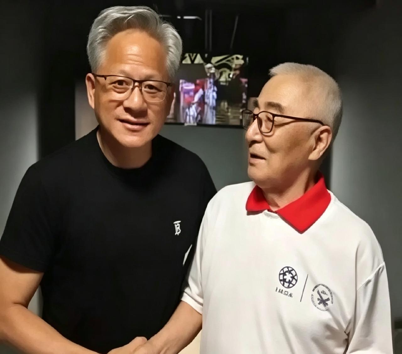 年过百岁依旧能挥拍打羽毛球，这份活力实在让人佩服。黄仁勋好奇请教养生窍门，老爷子