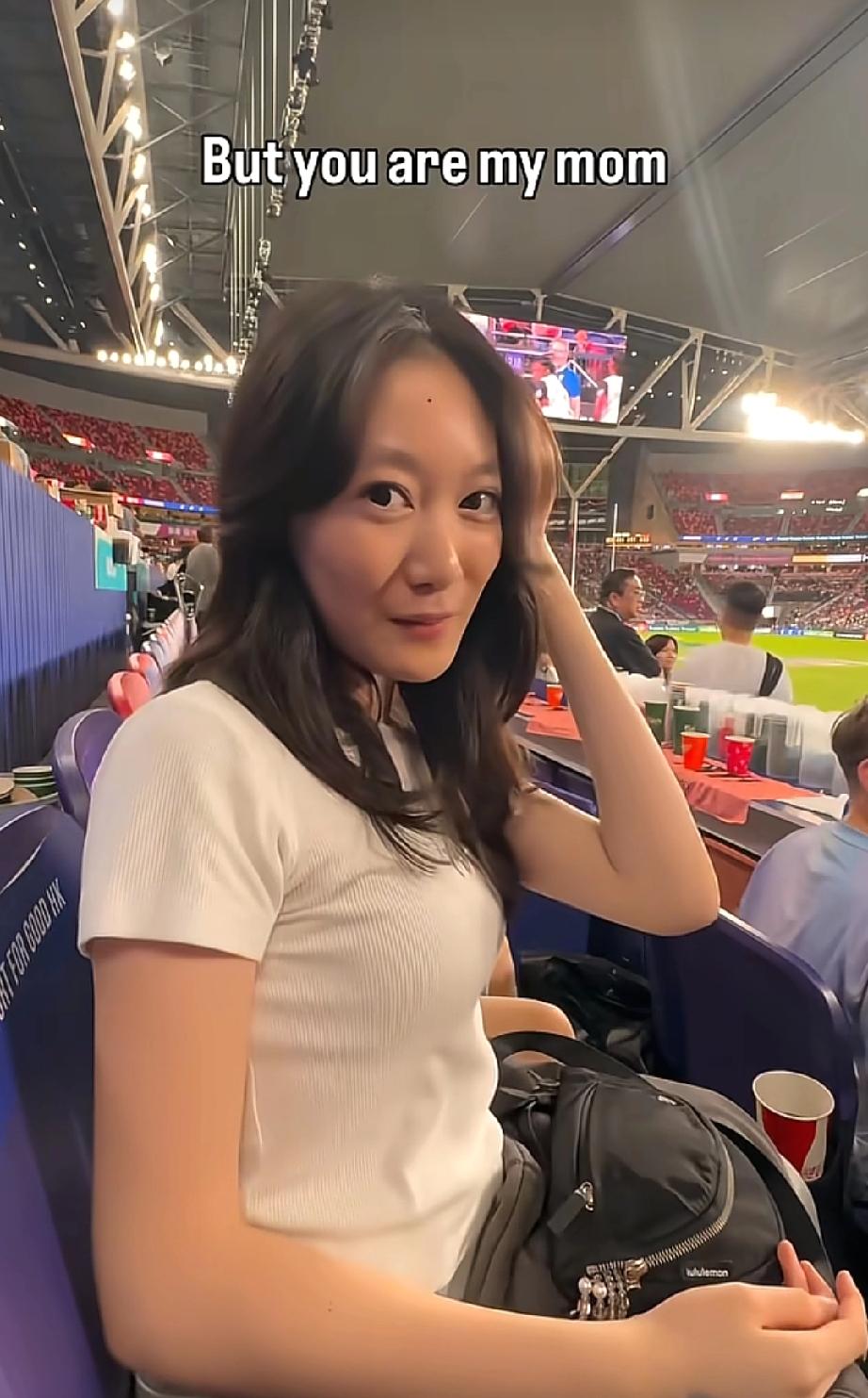 李小鹏老婆李安琪晒女儿奥莉，奥莉今年14岁，长得实在太成熟了，看着像二十多岁的大