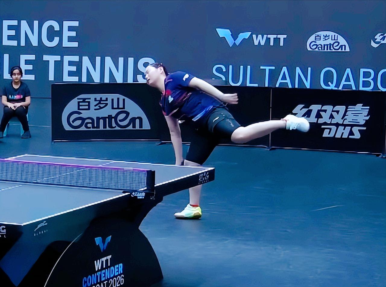 何卓佳太胖了，移动速度跟不上自己的想法！相对来说，石洵瑶的脚步更灵活，何