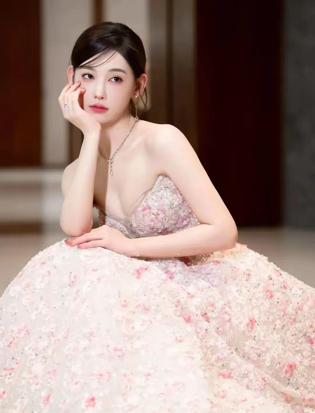 李沐宸这组抹胸裙写真拍得真不错，简单的剪裁把她的气质衬得刚刚好，没有过多修饰反而