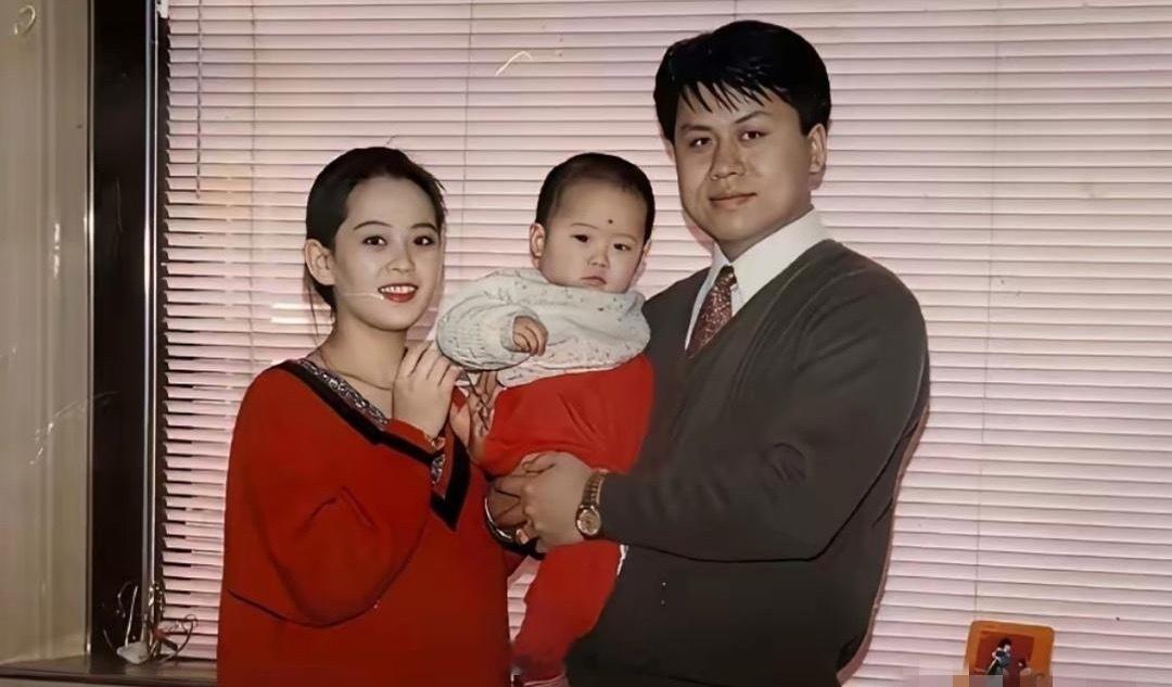 女儿长成了妈妈年轻时的模样。