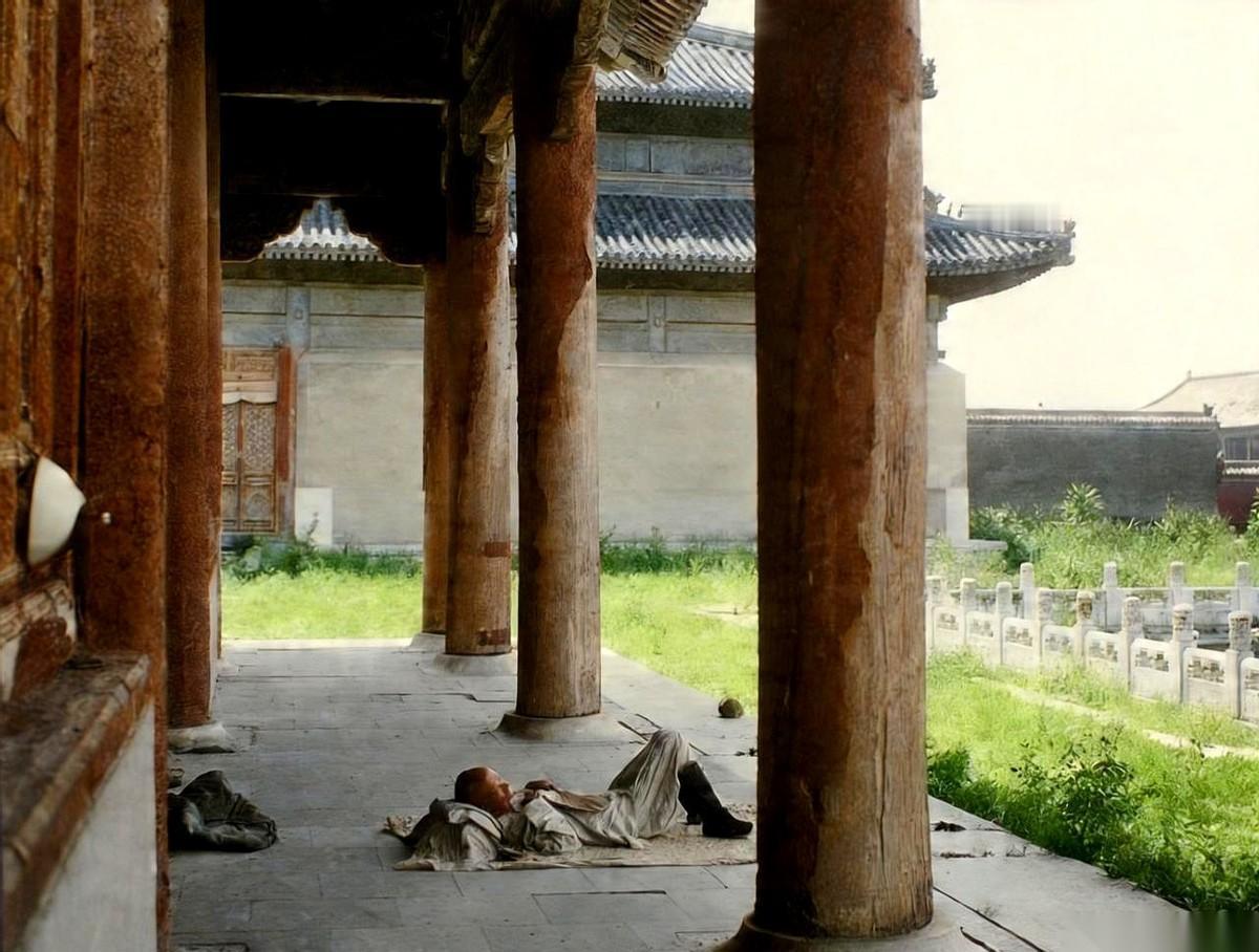 一张泛黄的老照片，拍下了紫禁城最落魄的瞬间：一个太监，在中和殿西厢的长廊底下睡得