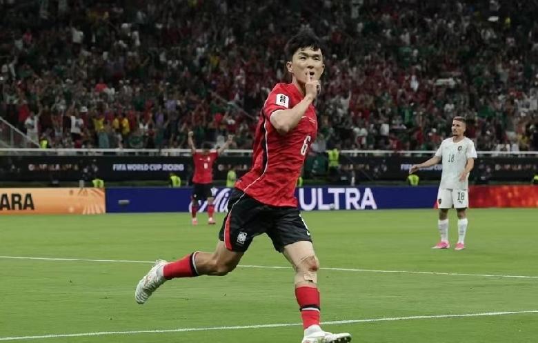高原上踢球真喘，黄仁范踢疯了，吴贤揆烧着上场就进球。韩国队2–1赢了捷克，世