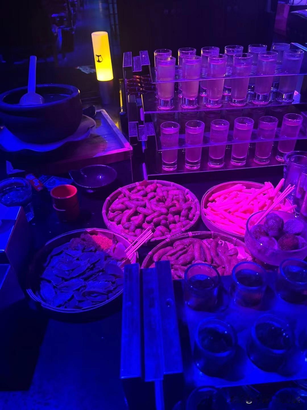 女领导一直怪我，不跟她确定关系。我说，我主要怕自己拖累了你，我工资这么低，又不