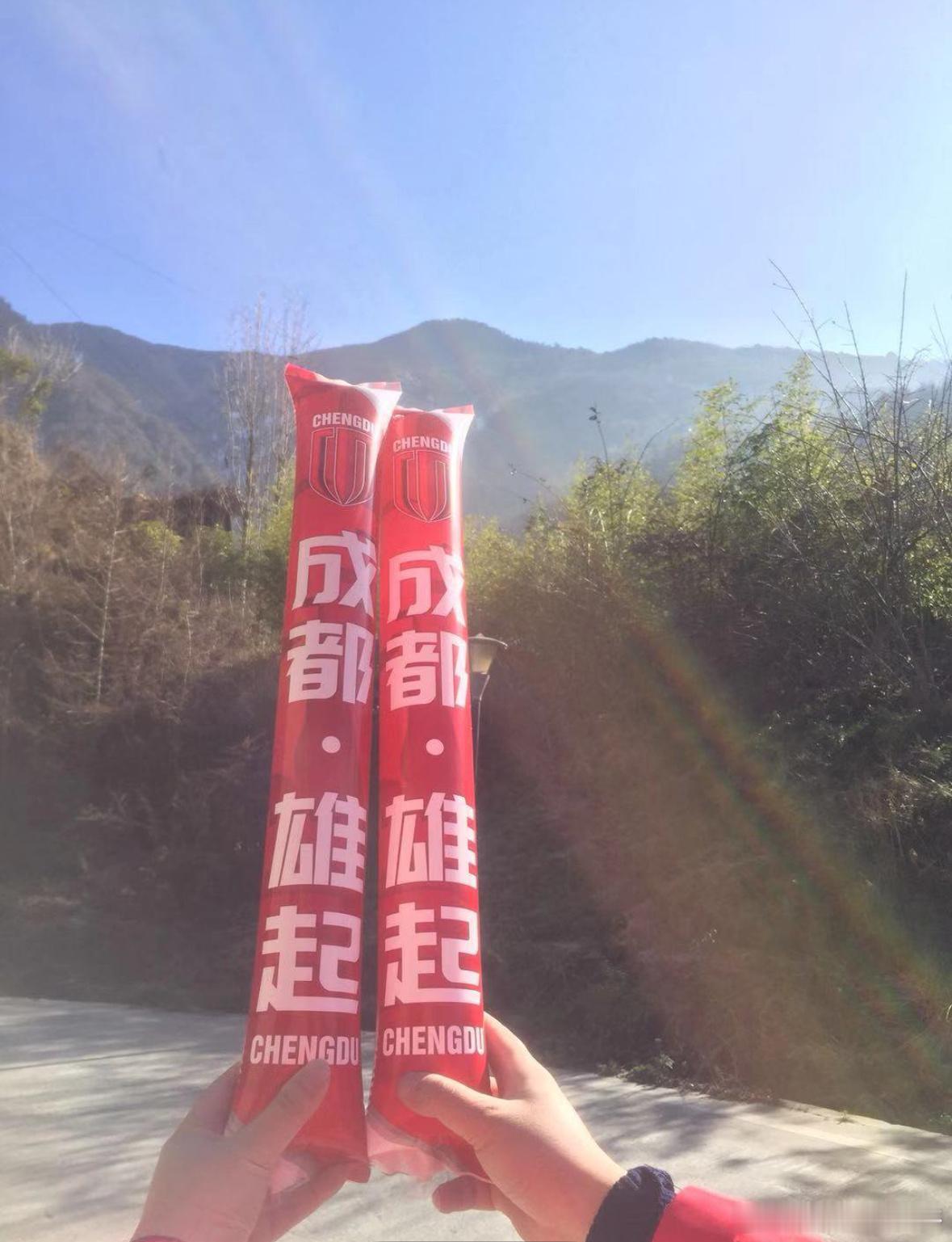 在成都今年最热的这一天，成都蓉城的关注度来到了顶峰，跟任何比赛无关。这一天比想象