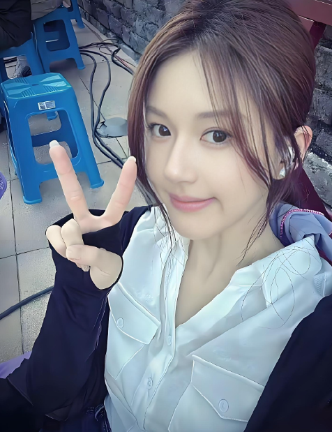 赵露思小时候已经是班里最好看的女孩了，她真的是原生脸，小时候就这么可爱了。​