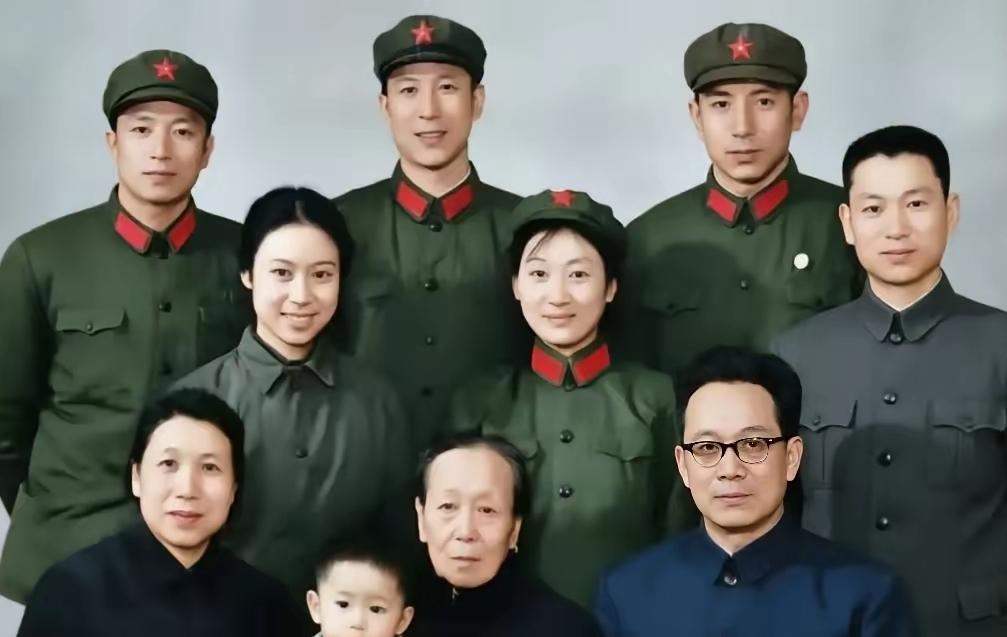 70年代，谷牧携夫人牟锋与母亲、长子刘念远、次子刘会远、三子刘历远、四子刘宪远、