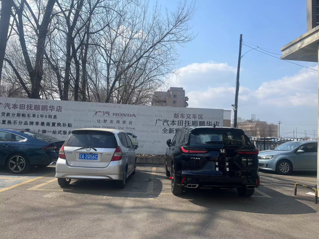 纯油皓影提车了今天把皓影提回家了，交车的时候有点小插曲，验车的时候车后门和叶