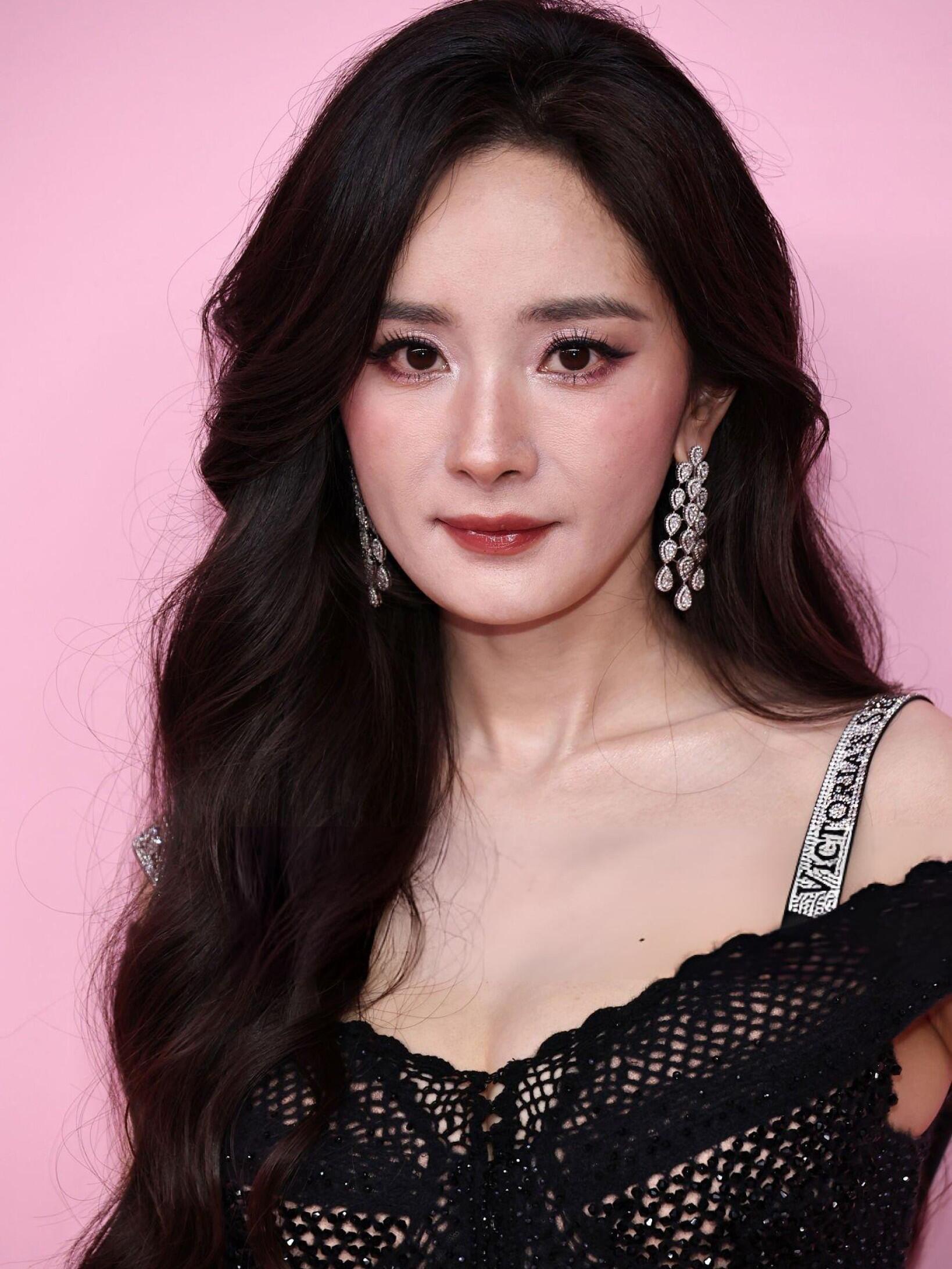 杨幂x维密大秀生图～姐真的太抗打了