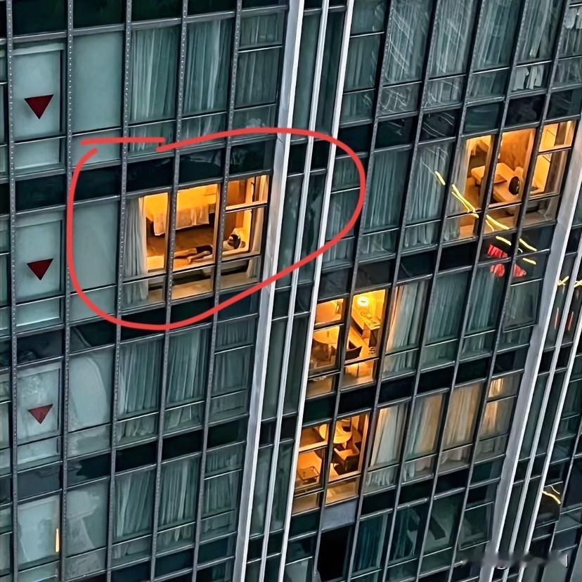 让我看看以后谁住酒店还不拉窗帘！友情提醒：你的一举一动都看得很清楚，所以建议