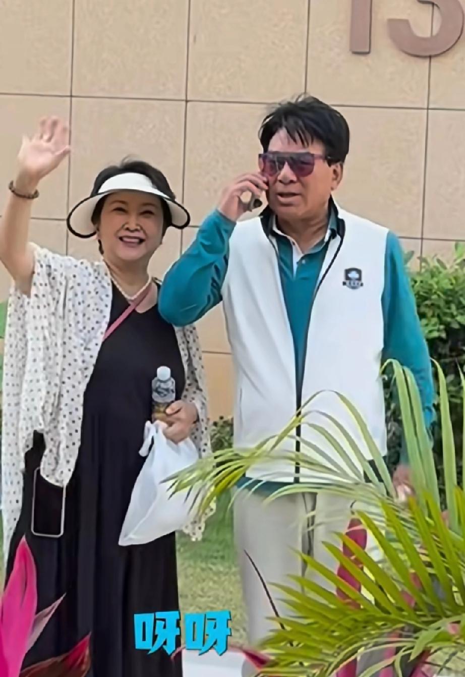 朱时茂在三亚买新房了。12月28日，有网友晒出朱时茂带着老婆范旭霞在三亚某楼盘销