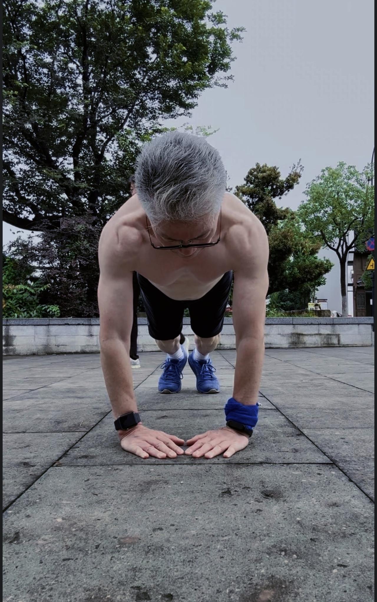俯卧撑：男人零成本的全身体检仪绝大多数人都存有误区，觉得俯卧撑仅仅只能锻炼胸