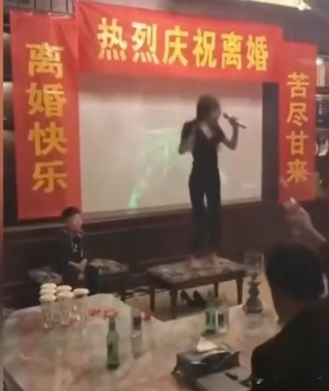 又见离婚派对！一女子刚离婚，便迫不及待的邀请她的一群男女闺蜜们举行了一场离婚
