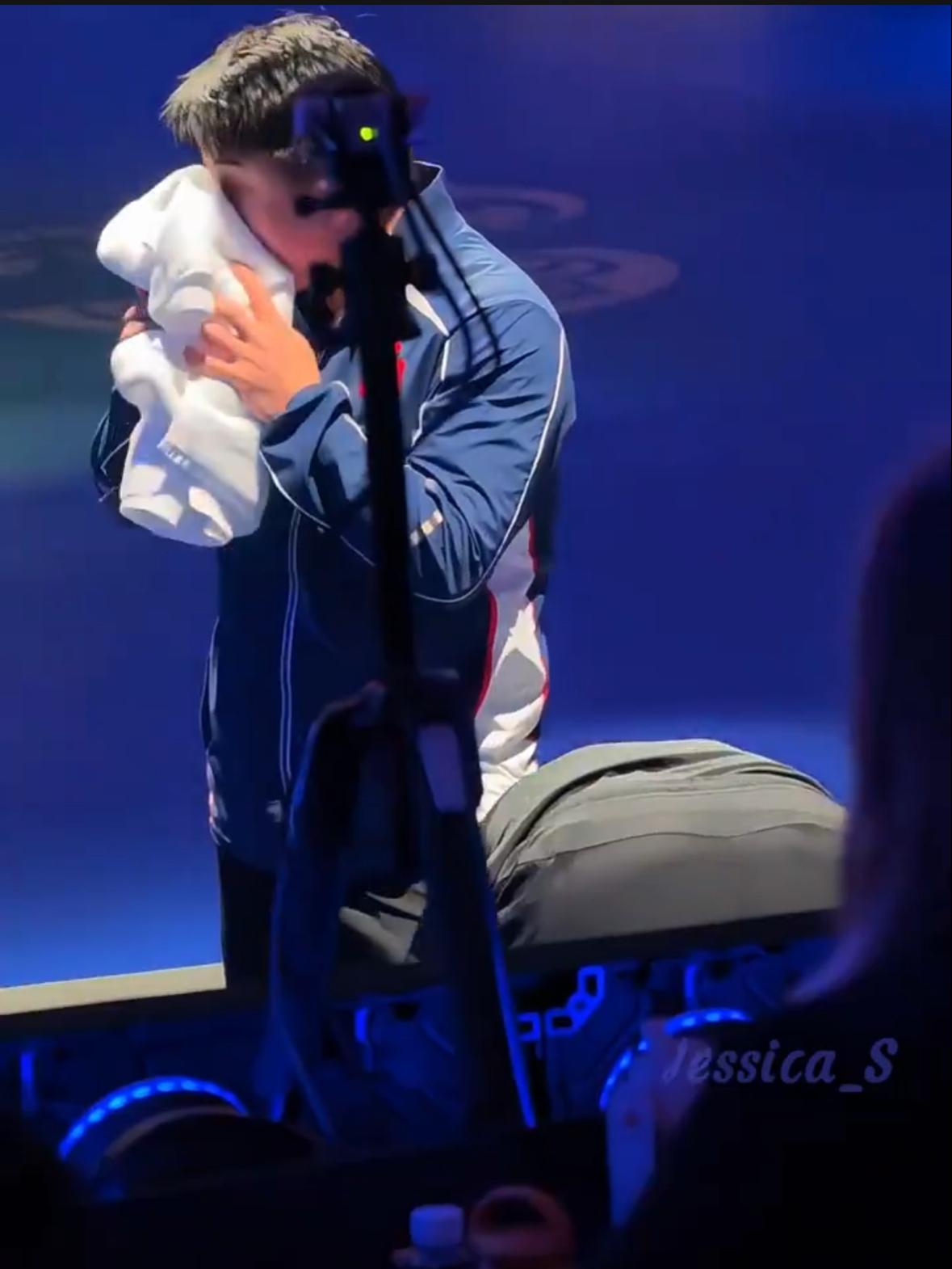 什么是优秀的团队？这8张图就是最后的诠释与证明，王楚钦抱完，王皓教练也抱上了！