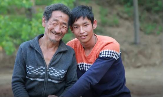 生来报恩！”1991年，河南一对夫妻生下残疾儿子不想要，于是，他们将儿子扔在草丛