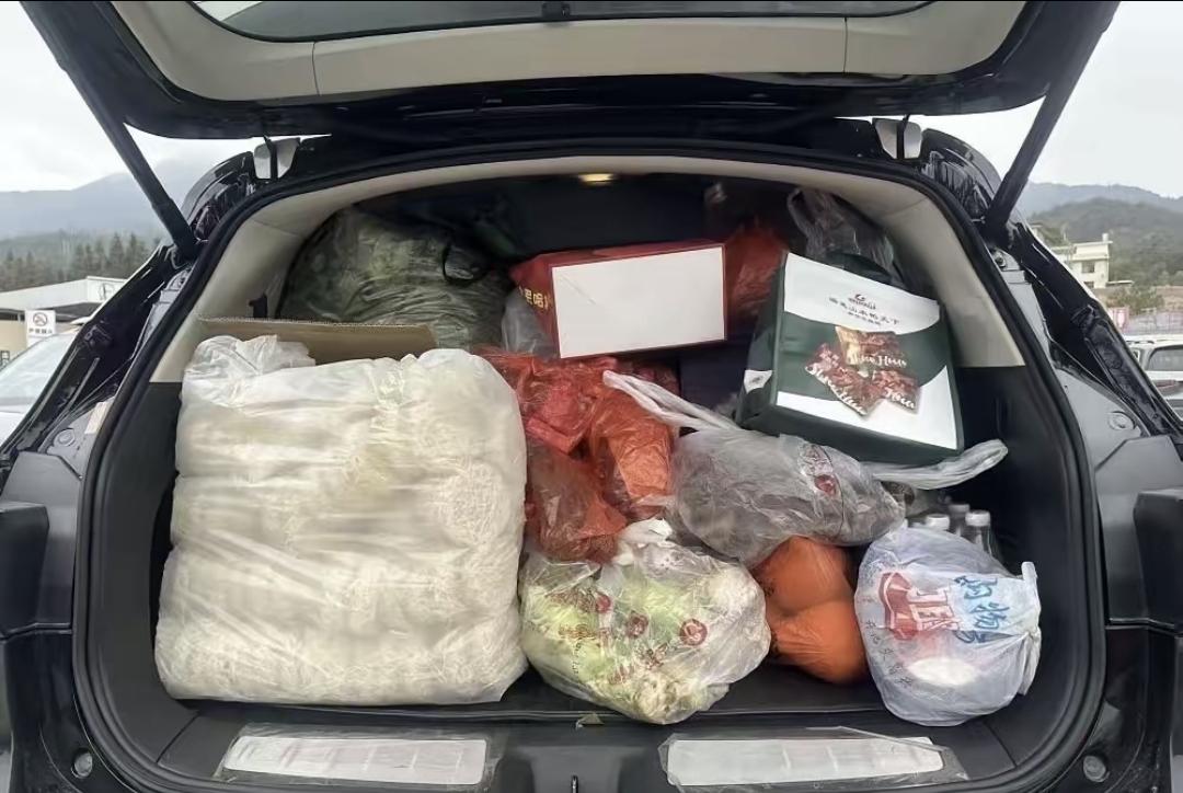 我妈家去一趟回来后备箱就塞爆了。腌辣椒、腌萝卜、大包子，还有一袋袋地瓜土豆子。我