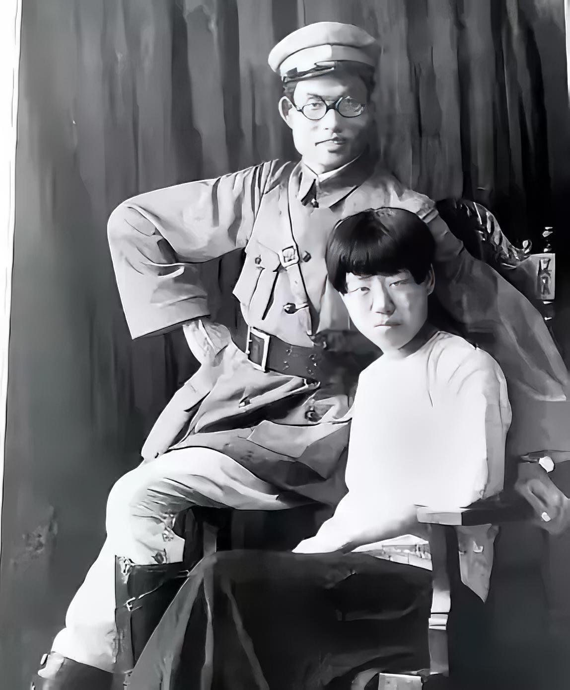 1940年，延安，朱仲芷主动跟丈夫萧劲光离了婚。那一年她已经是六个孩子的娃，和萧