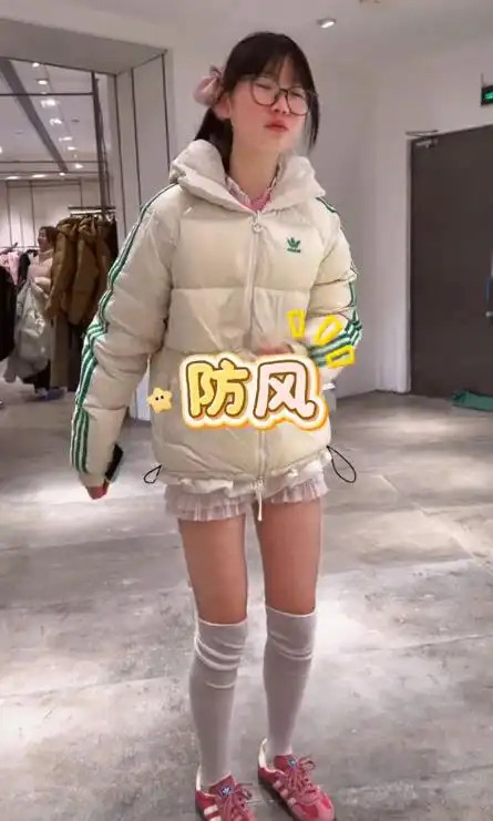“都变色了还嘴硬呢！”中学女儿冬天光腿穿短裙，网友：变粗了就老实了。