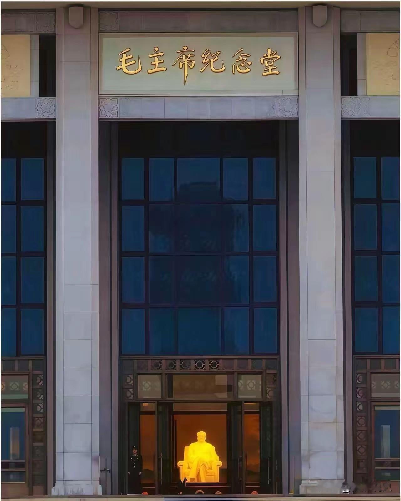 韶山挤爆了，公知沉默了，十万双脚戳破了谁的谎言？去年九月，韶山毛主席铜像广