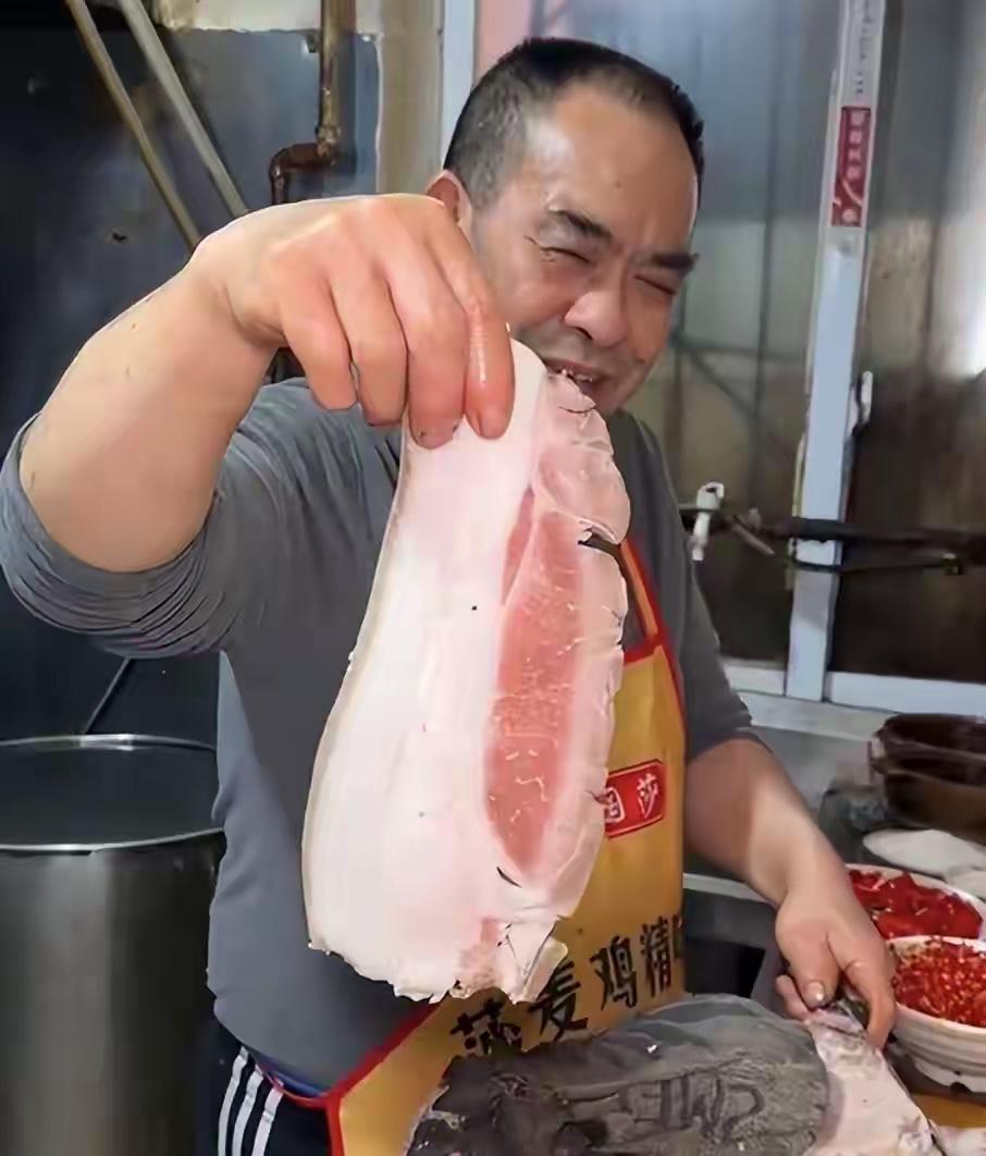 3片肉105元的回锅肉你会吃吗？最近成都一家专门做回锅店的老板火了，甚至还被网