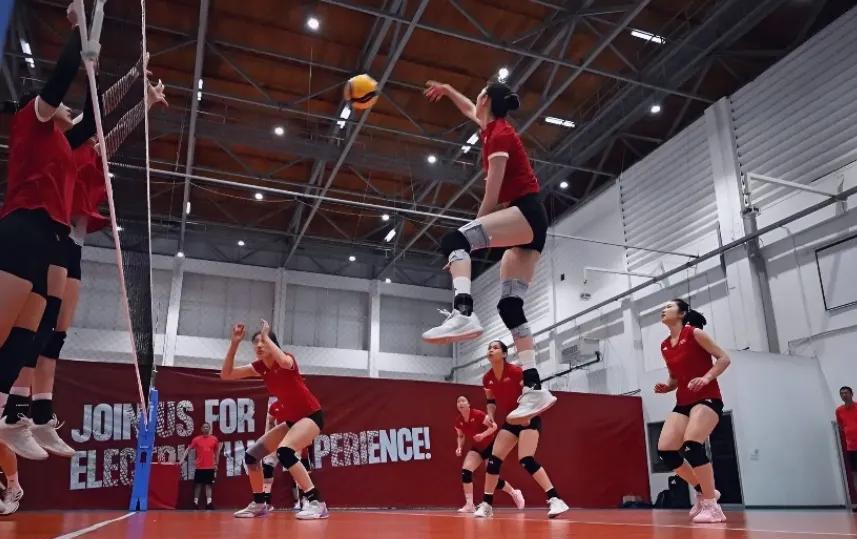 中国女排内战：吴梦洁扣球画面让人目瞪口呆，弹跳真的离谱！队内对抗赛就是有意思，