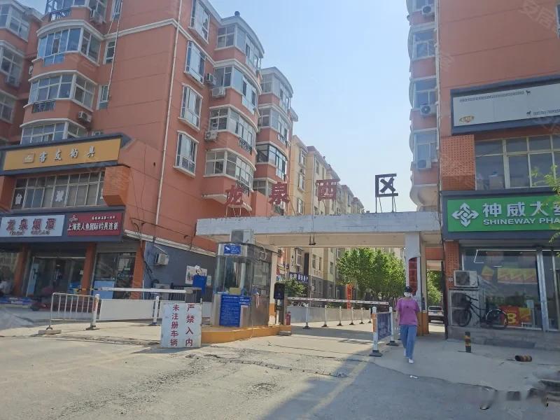 龙泉花园虽然距离石家庄市区不远，甚至可以说是紧邻石家庄桥西区，但属于鹿泉区上庄镇