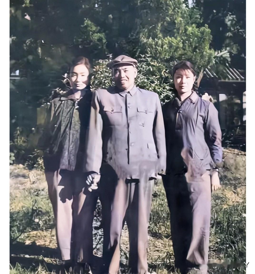 这是一位伟大的父亲与他的两个女儿的一张珍贵合影,摄于上世纪六十年代的南京。这并非