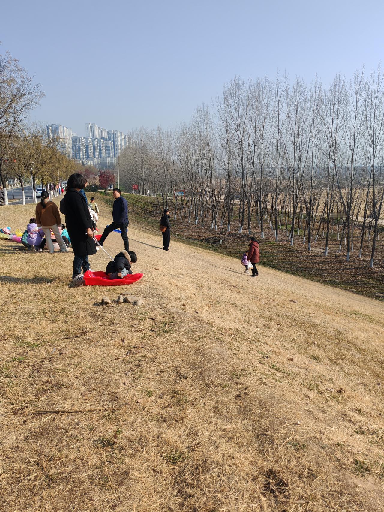 渭河边上欢乐多12月27日，陕西西安。今日阳光正好，再次和二三好友骑行向北，我