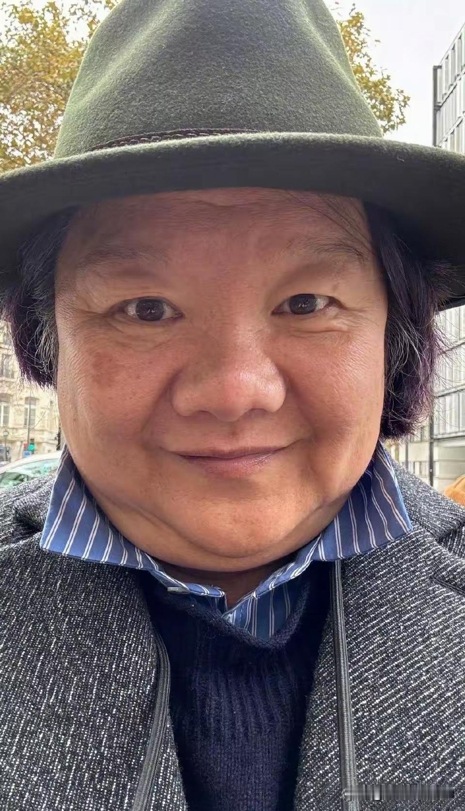 洪晃讲过一段往事，听完让人后背发凉。她在法国结识了一位"文艺范"十足的女人。