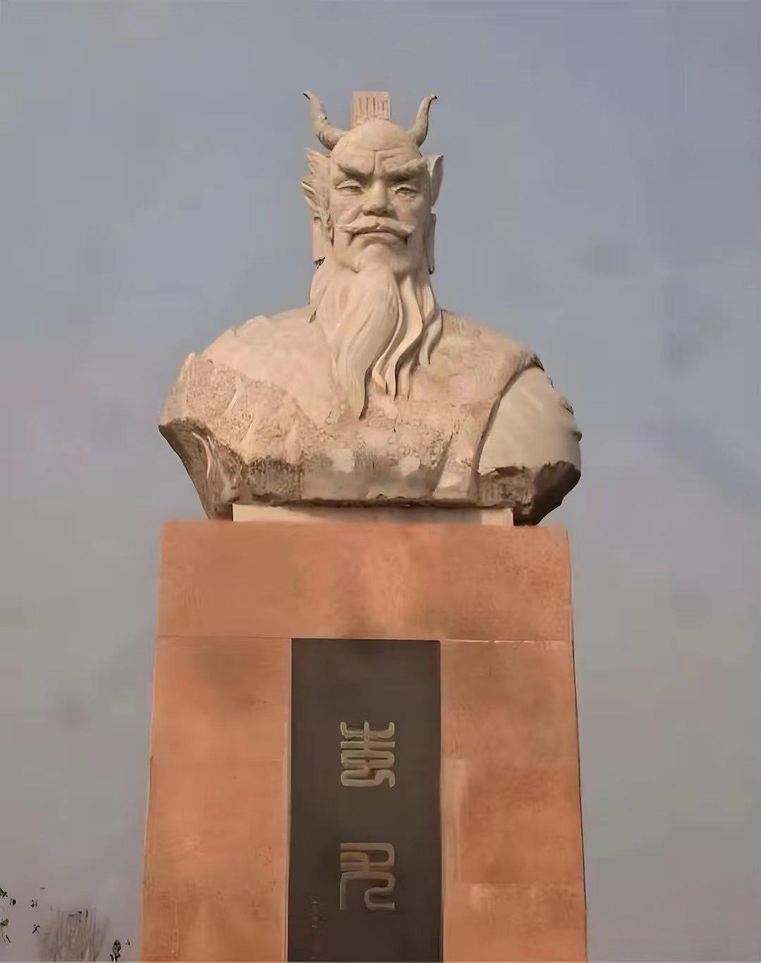 中华始祖之一的蚩尤，神话中是“头长有一对兽角，且是半人半兽”，其造型几乎与西方神