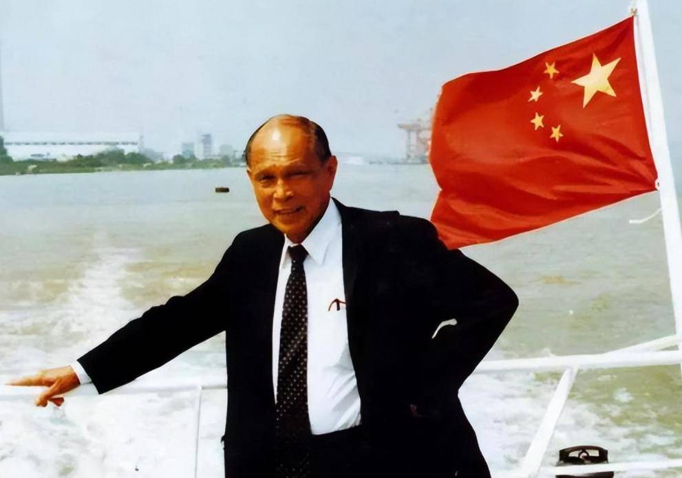 1950年，霍英东去澳门追查遭劫物资，可他刚到澳门码头就被海盗用枪顶头：“再嚷嚷