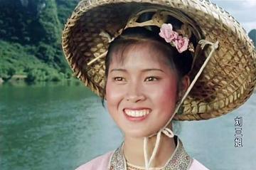1985年，出演“刘三姐”的明星程春莲辞去工作，敲开了一男人的办公室。进门后，伸