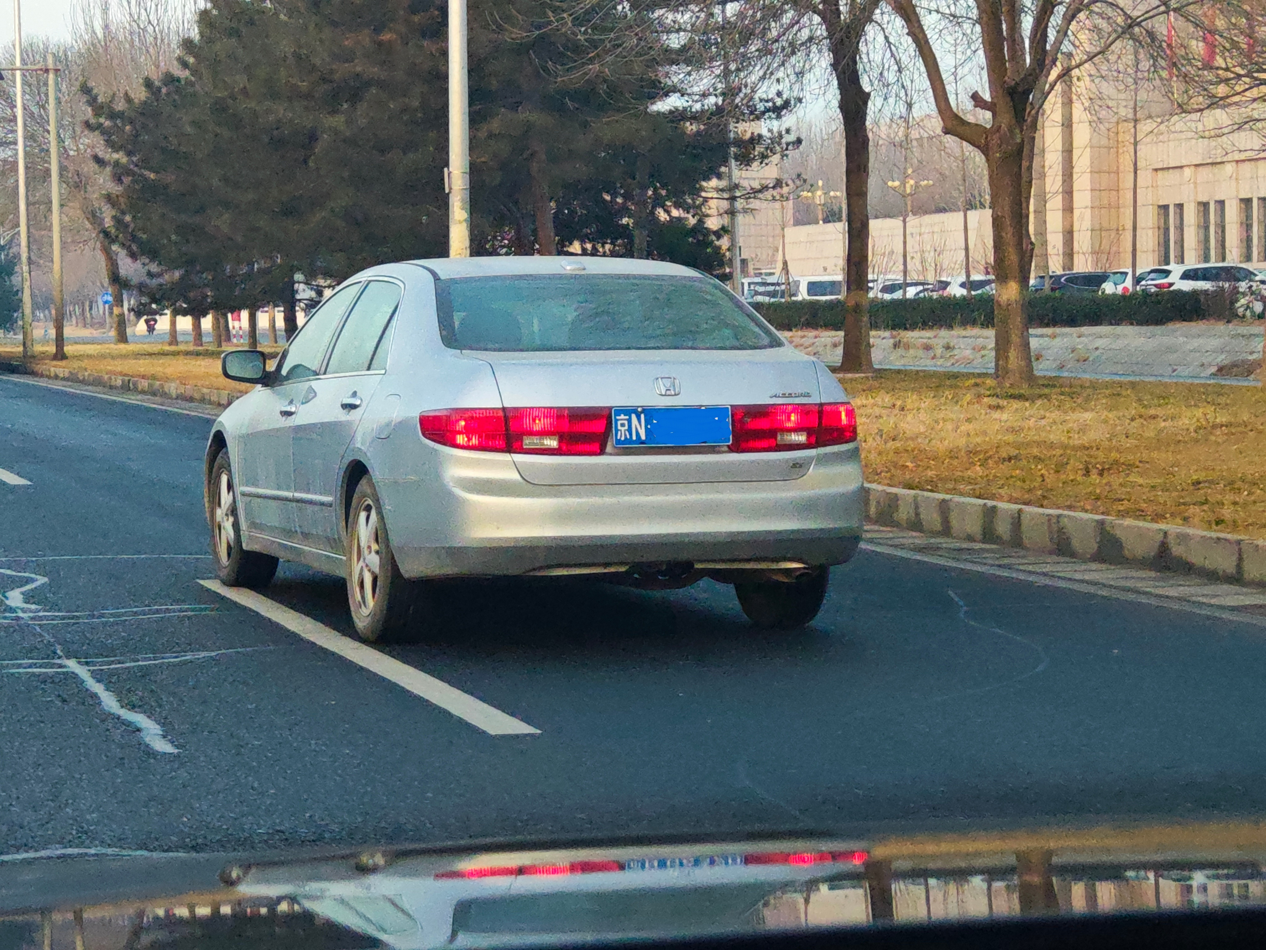 科技园附近发现了一台本田老雅阁单独看不觉得和新能源对比确实老了