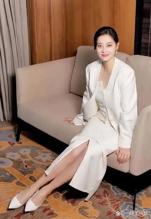 一个大学生在电影节提问，硬是把梅婷问懵了。网友实在看不下去了，直接把这段“翻译腔