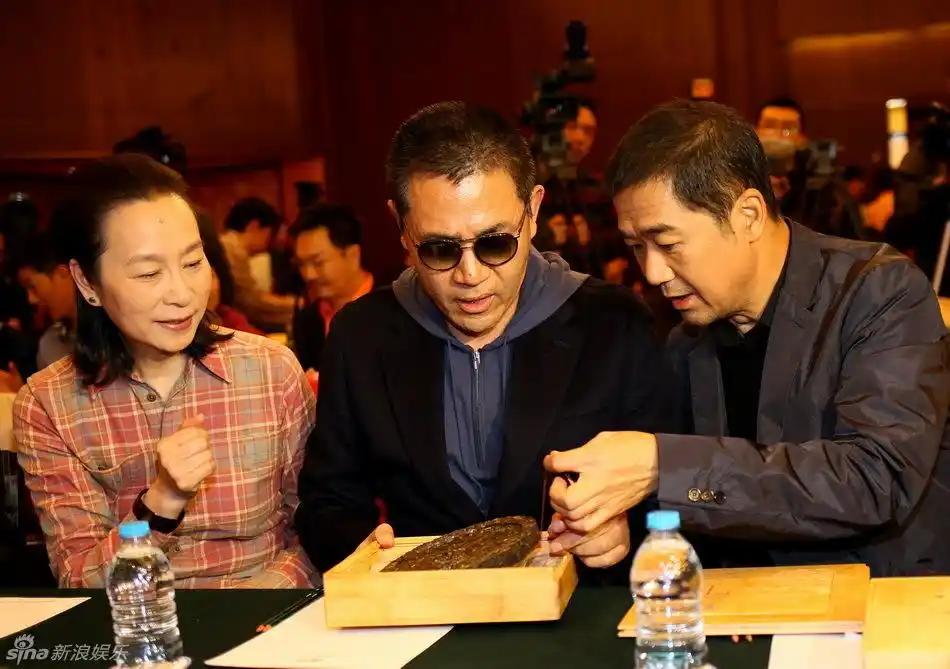 3位资深演员同框：我只认出了穿着格子衫、眉黛轻舒的奚美娟，浓眉耸鼻、唇若涂朱的张