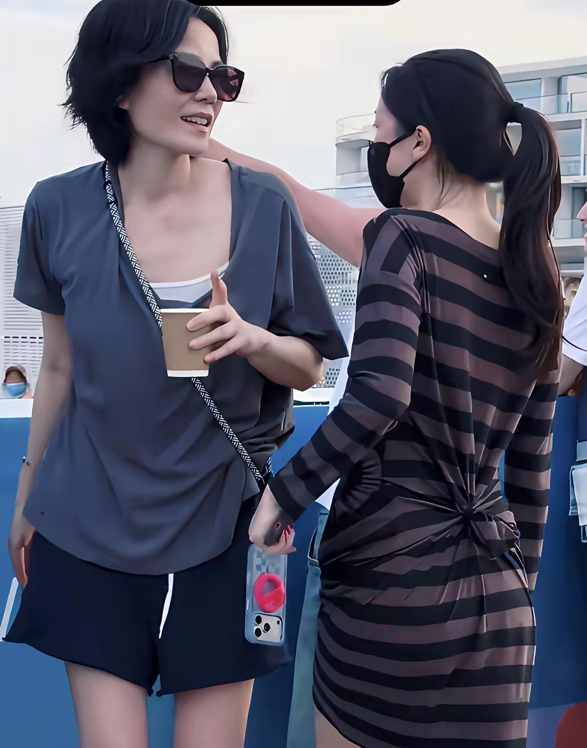 不愧是王菲的女儿，李嫣在裙子后面打了一个小结，瞬间婀娜的身材就出来了。腰是腰臀是