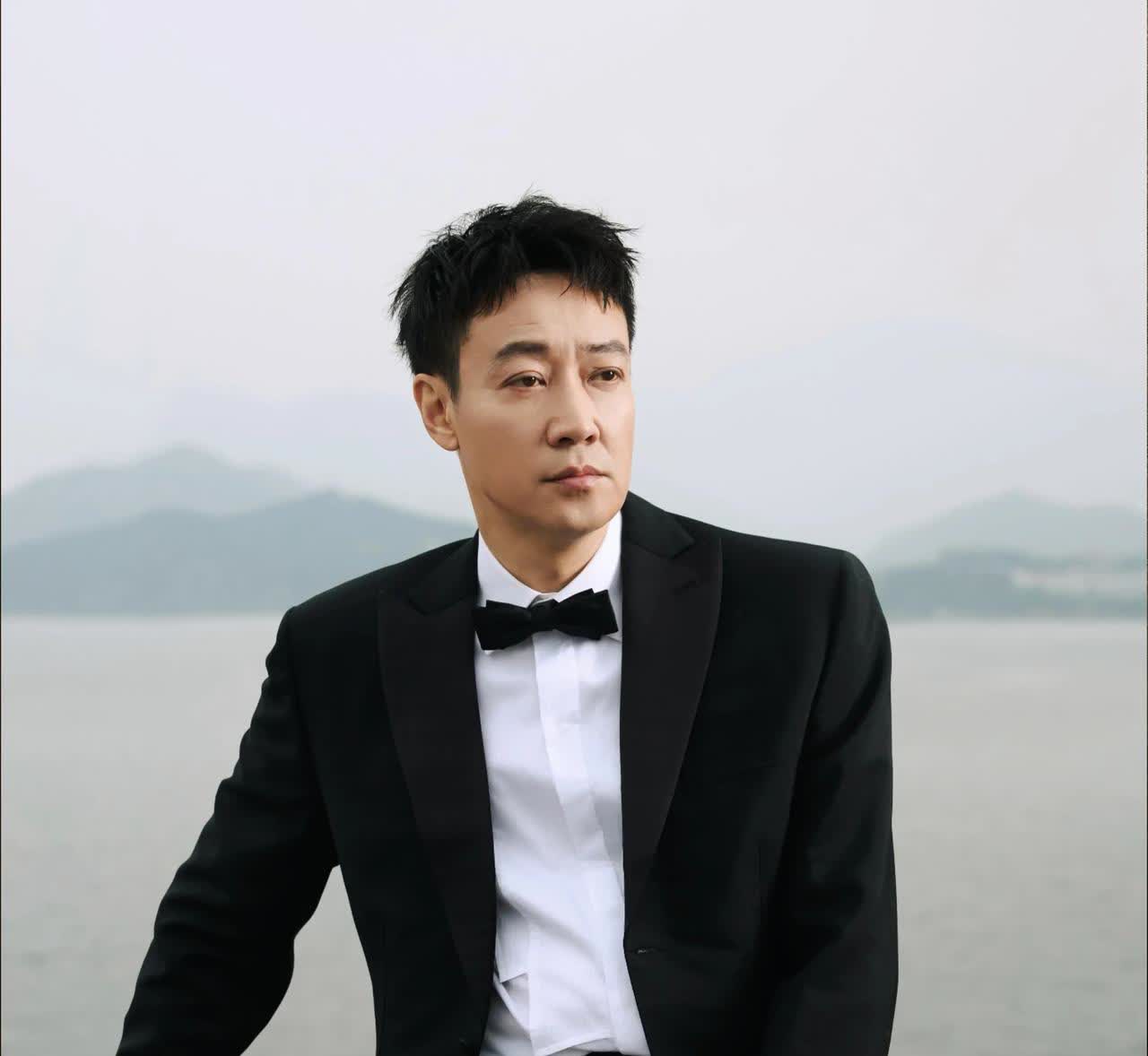 辛柏青说，我年轻时玩得很晚才回家，媛媛拿我没办法，就打电话给我妈。