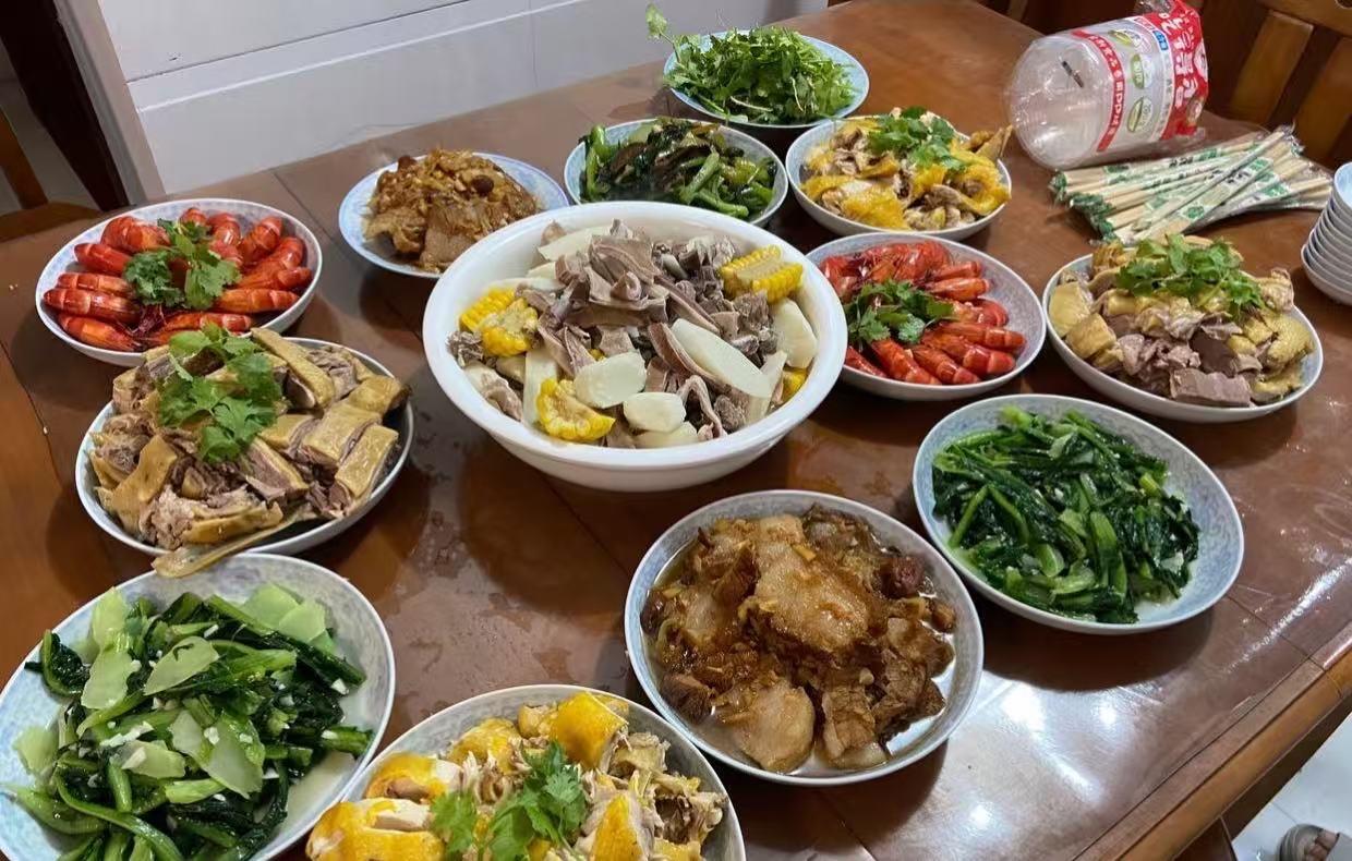 初二回娘家。婆婆说，她想跟我给我商量一下，让我初三去娘家，她说今天姑子带着3个