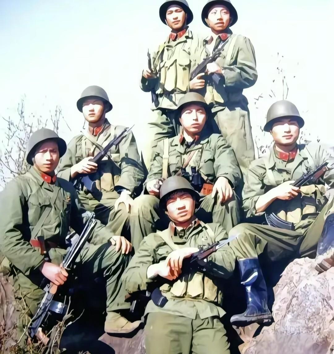 这张老照片是1986年老山前线留下的。画面里有七个年轻战士，都是47军139师4