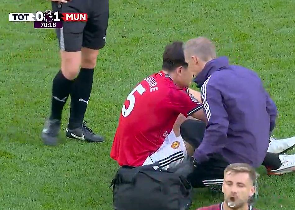 马奎尔看起来拉伤了腿筋。ManUtdspot热刺vs曼联曼联​​​