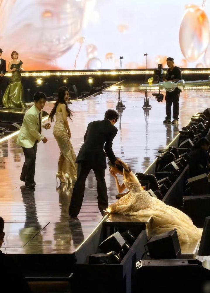 星光大赏真是卧虎藏龙，最大惊喜竟是孟子义这一摔！领奖时她和李昀锐上台，估计是裙子