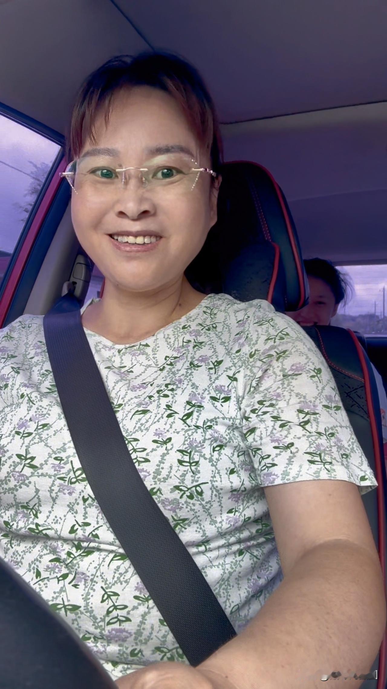 菲儿实现了坐车自由，可是菲妈这从学车前到现在都是为车愁啊，起初怕，不敢，学不会，