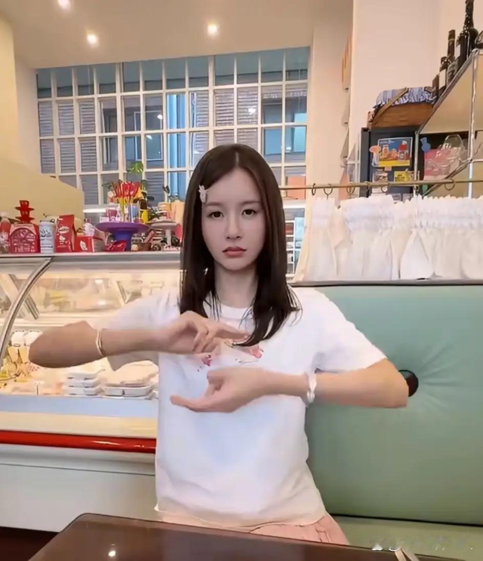 42岁的张子萱素颜出镜，这脸部状态也太好了吧，活脱脱少女一枚。​