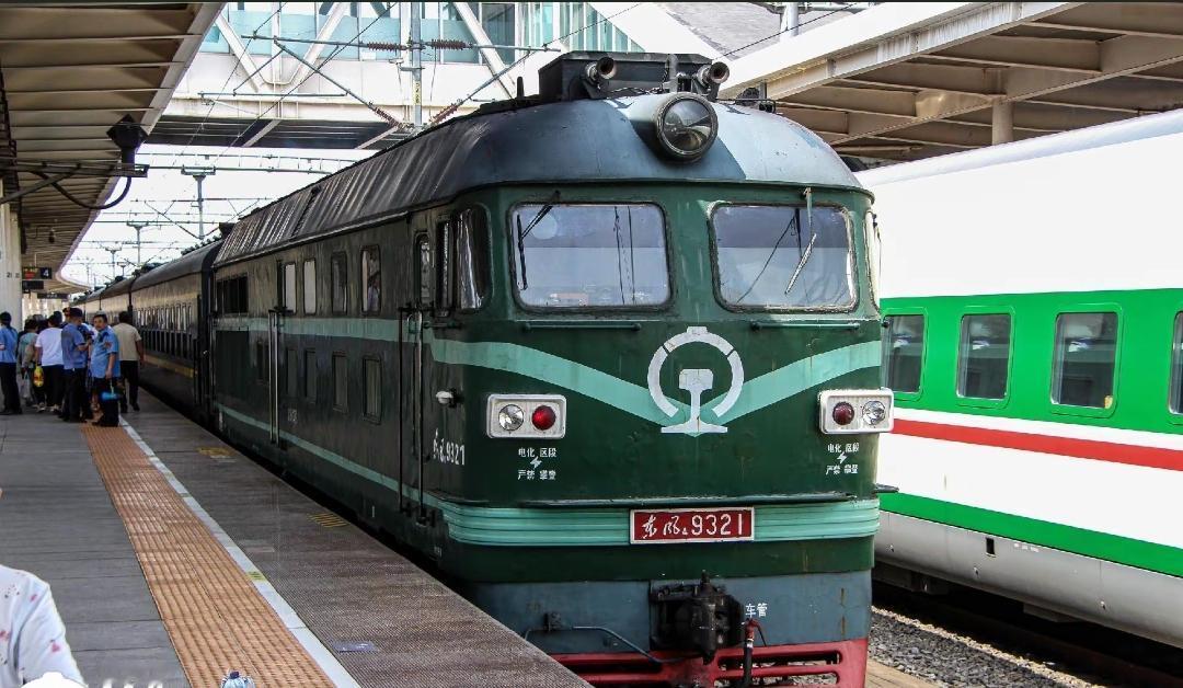 2026年春运，高高在上的飞机做梦也不会想到一票难求的竟然是绿皮火车，快人一步的