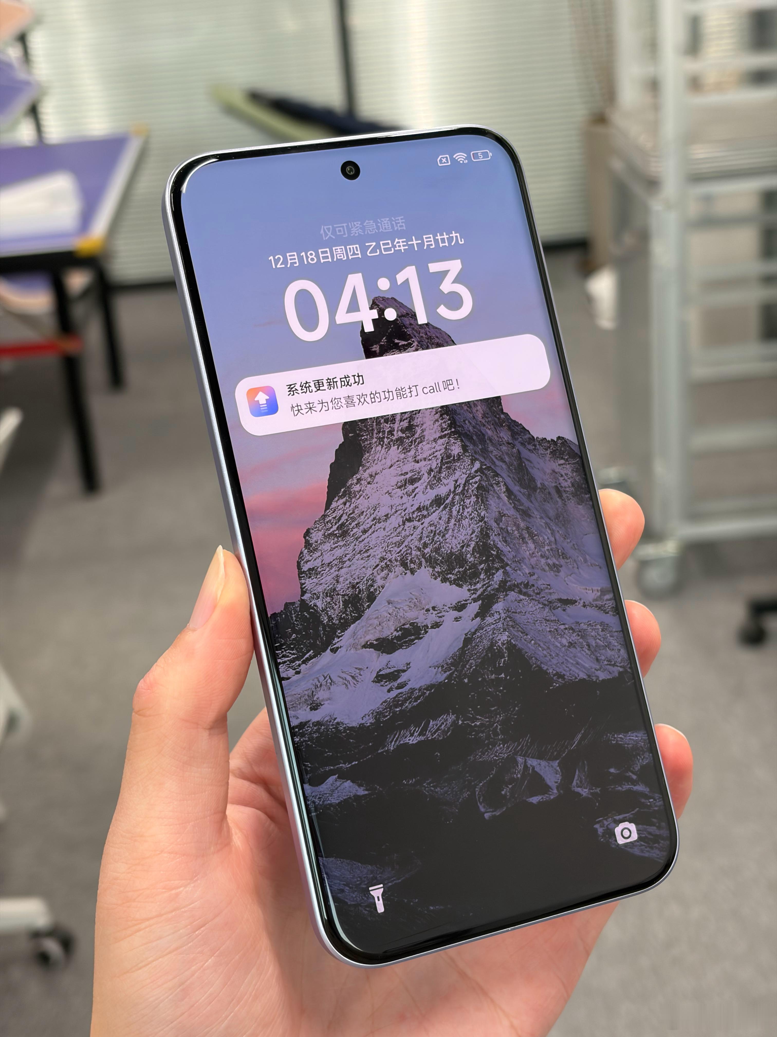 我感觉上一代旗舰上的全等深微曲屏还挺好用的，又有科技感还不会误触，颜值与实用都兼