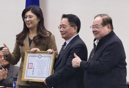 雪中送炭！郑丽文给蔡正元颁奖，笑开花了！蔡正元今天心情很不错。他虽然